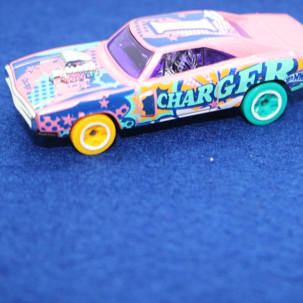 Hot Wheels 1970 Dodge Charger R/T Art Cars custom keychain 1:64